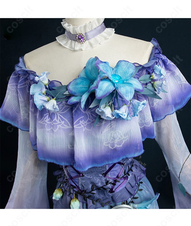 首飾りと襟の装飾アップ。細密な刺繍とパーツ配置で上品な質感を強調。