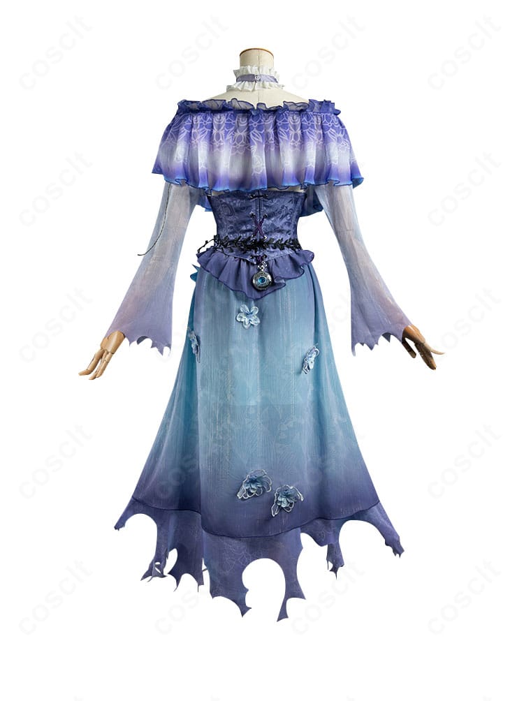 メリー・プリニウス「霊の蝋燭」コスプレ衣装の背面。ベールやスカートの落ち感、縁取りまで細部を丁寧に作り込み。