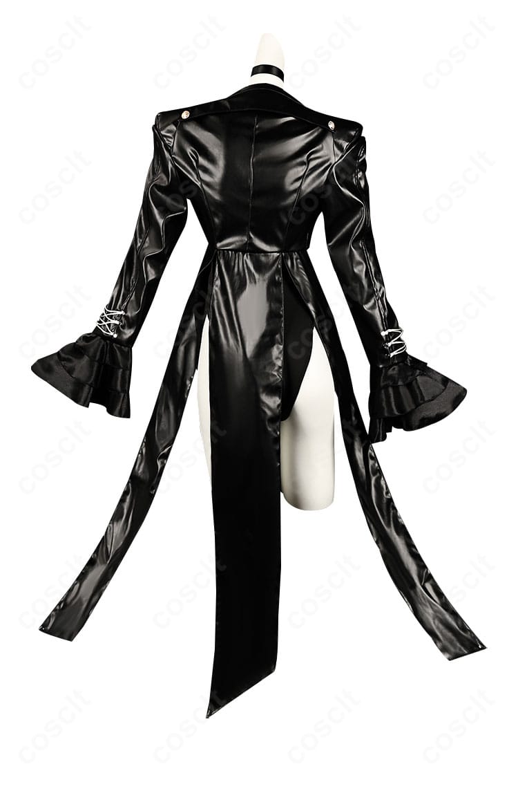 芳澤かすみ 怪盗服コスプレの背面。コートの丈感と背面開閉ディテールが見える