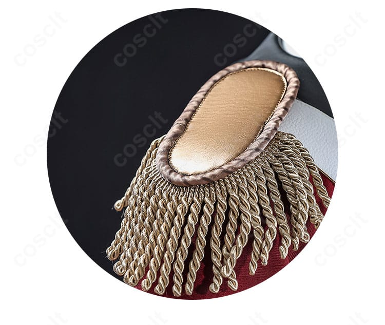 肩の装飾クローズアップ。肩章と金属風パーツの質感、縫製ラインを確認できる詳細図