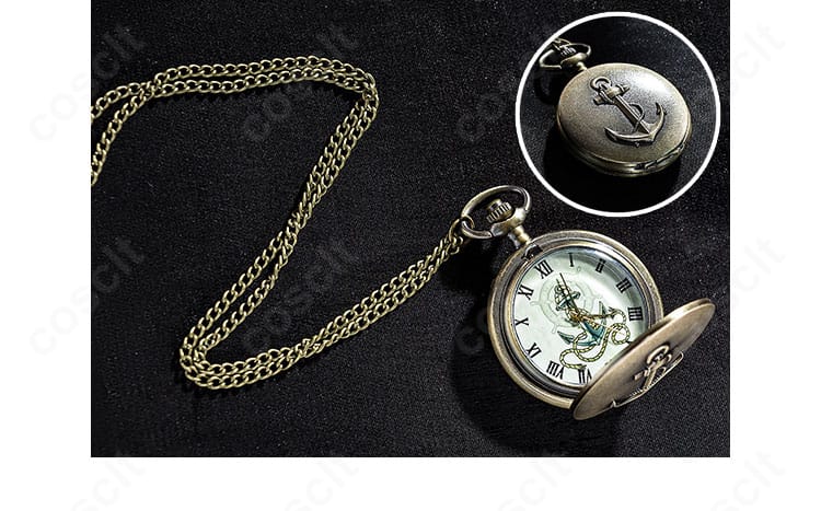 懐中時計のディテール。チェーンの取り付け位置と盤面デザインがわかるアップ