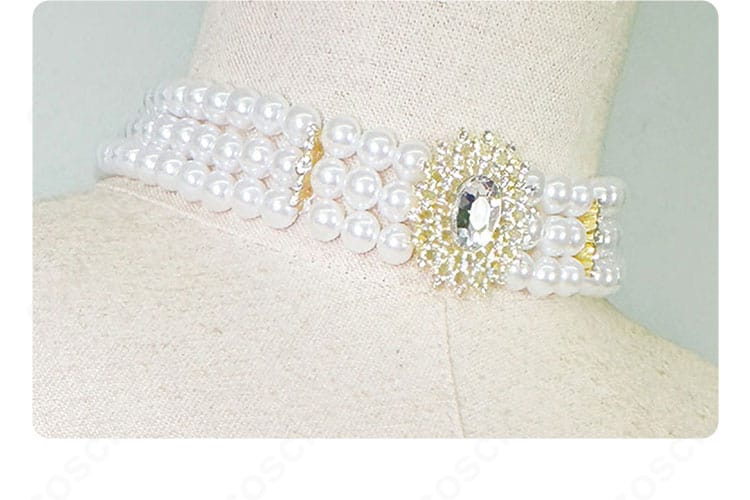 ネックレス装飾の接写。煌めきとパーツ構成、ドレスとの色調バランスを強調。