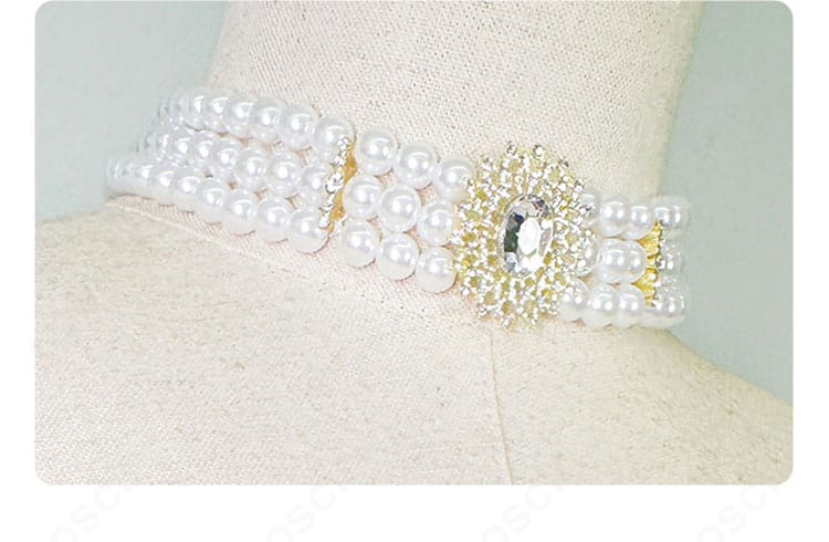 首飾りのディテール。夜に映える装飾と質感が分かるネックレスのアップで、セット同梱アクセの質を訴求。