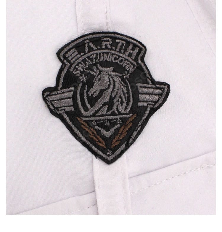 恋と深空 プレイヤー 特別任務コスプレ衣装 胸元の警徽風エンブレム詳細。立体感のある仕上がり