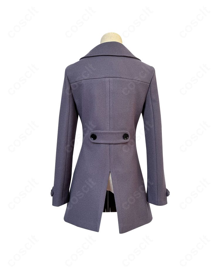 背面ディテール。コート背面の切り替えとベントラインが分かる後ろ姿。