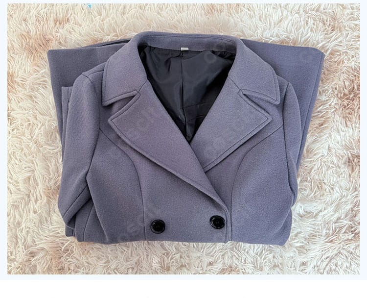 セット内容の展示。コートとマフラーの2点セットが並んだ写真。