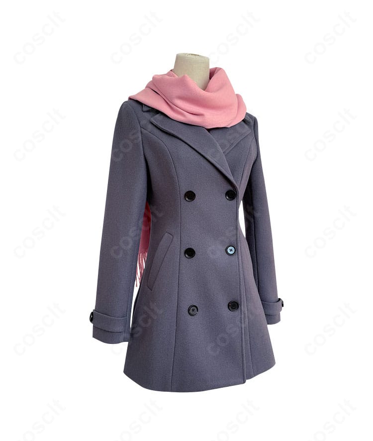 側面全体図。コートのAラインと肩から裾への落ち感、マフラーの掛け方が確認できる。