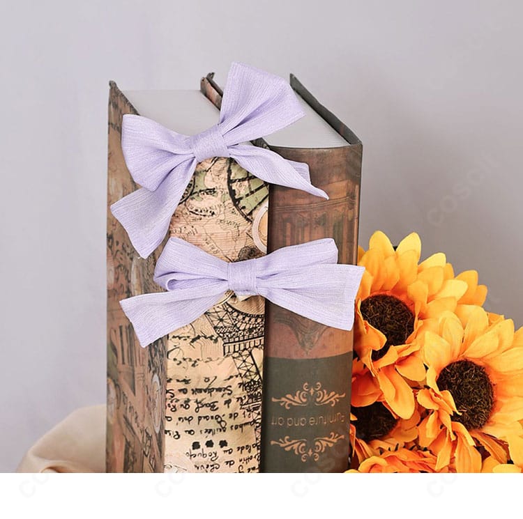 アニー・レスター衣装の蝶結びアクセサリー近接。美しい結び目とバランスを確認できる。