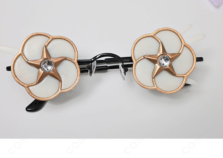 アニー・レスター衣装のメガネ小物ディテール。フレームの形状と装飾の再現を示す。