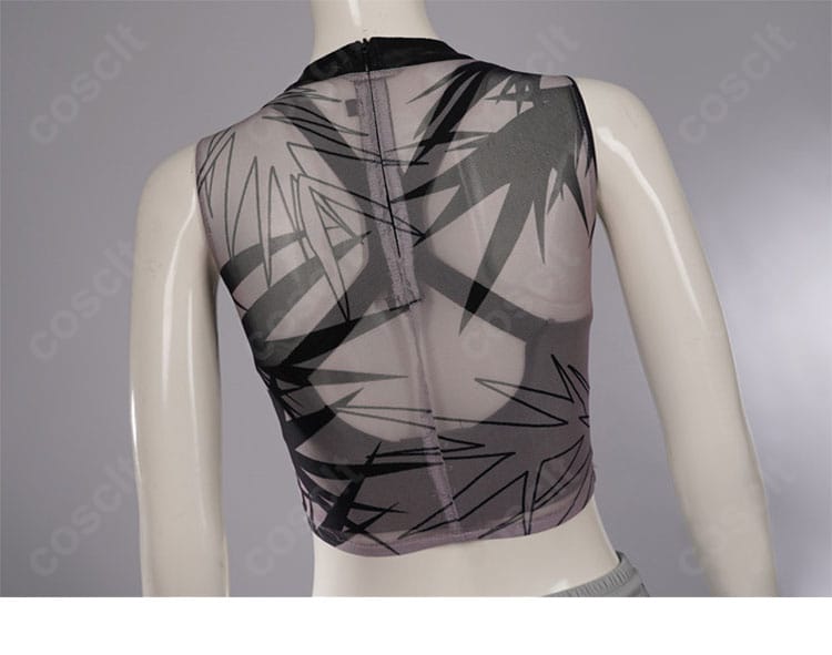 服背面の寄り。背面パネルと装飾位置関係を確認できるショット。