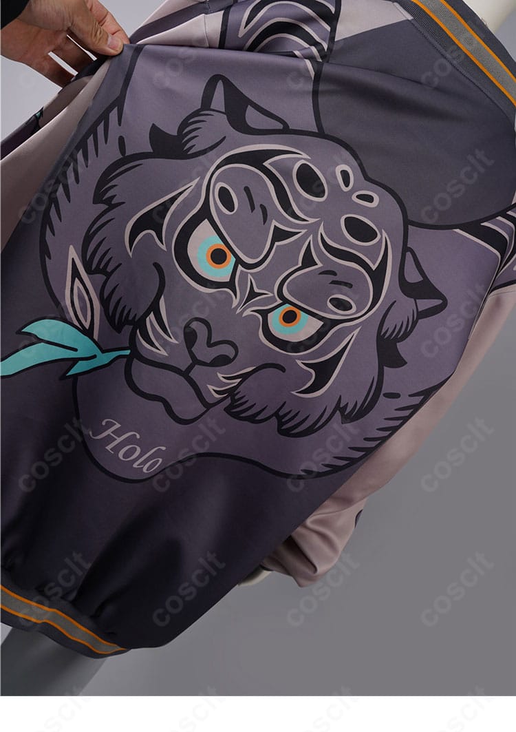 外套背面ディテール。ヨークから裾にかけての流線とドレープ感。