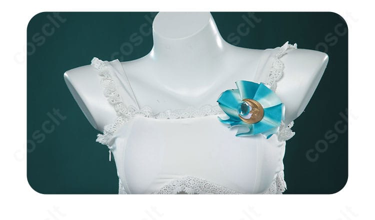 襟元の刺繍と装飾アップ。月光イメージのモチーフが上品に輝く第五人格 踊り子衣装。