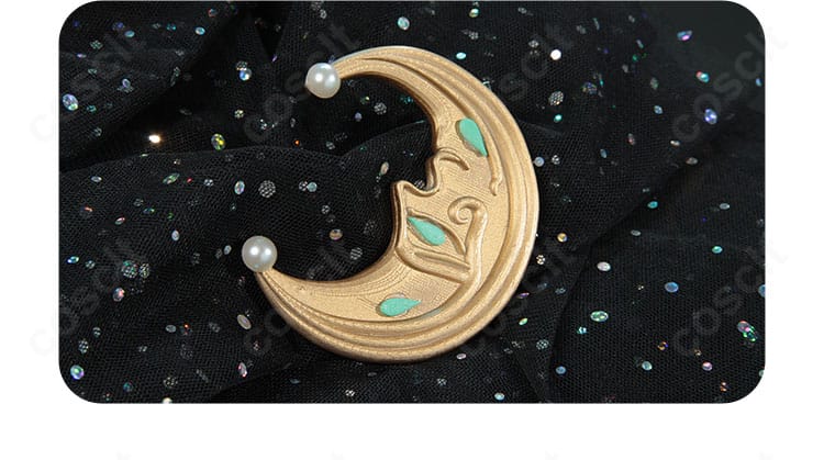 髪飾りのクローズアップ。エレガントな意匠で顔まわりを華やかに見せる。