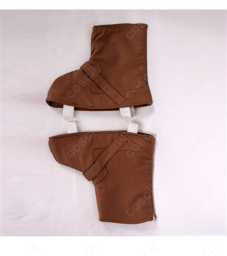 シューズカバーの装飾ディテール。足元の統一感を高める質感とラインの仕上げ。