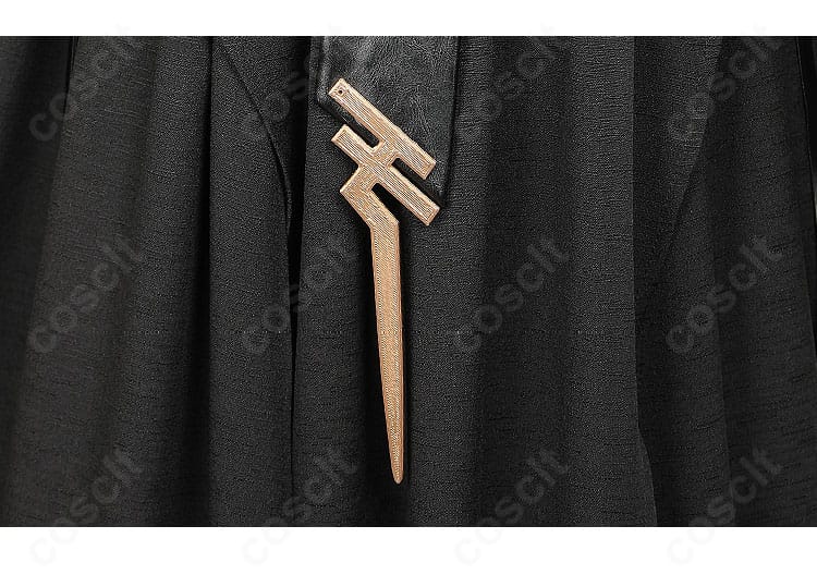 アークナイツ ロゴス 子供時代コスプレ衣装の装飾クローズアップ。胸元パーツと縁取りの質感を強調。