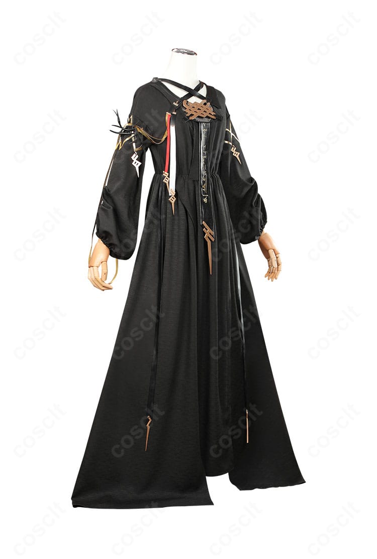 アークナイツ ロゴス 子供時代コスプレ衣装の側面。刺繍風ディテールや縁取り装飾の立体感を捉えたカット。