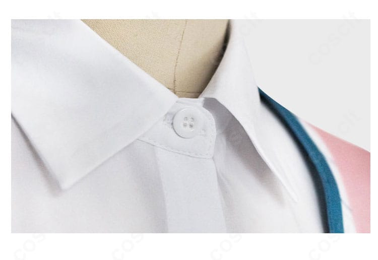 学園アイドルマスター 花海佑芽 初星学園制服コスプレの襟元アップ、刺繍調装飾とリボン結びの立体感を示すディテール