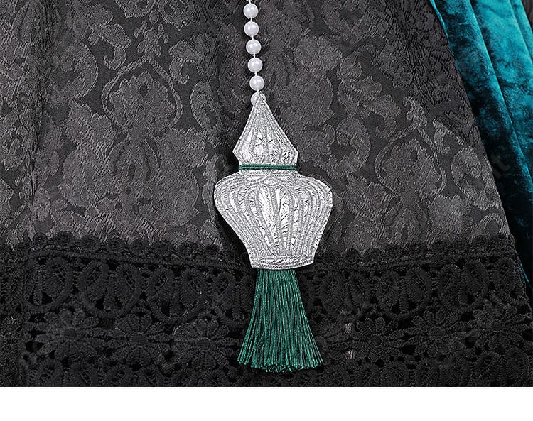 腰飾りのフリンジ装飾詳細。揺れ感と留め具の固定方法が分かるディテール画像