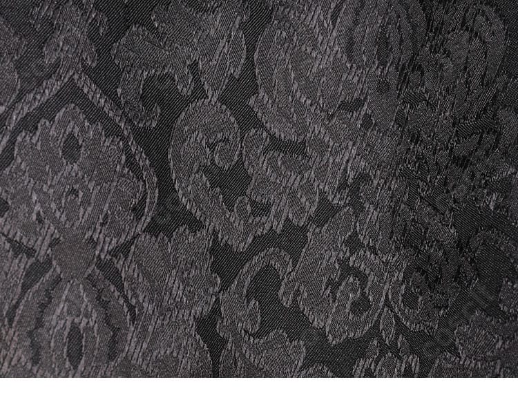 花柄装飾の近接。模様の密度とステッチ、上品な質感が伝わる画像