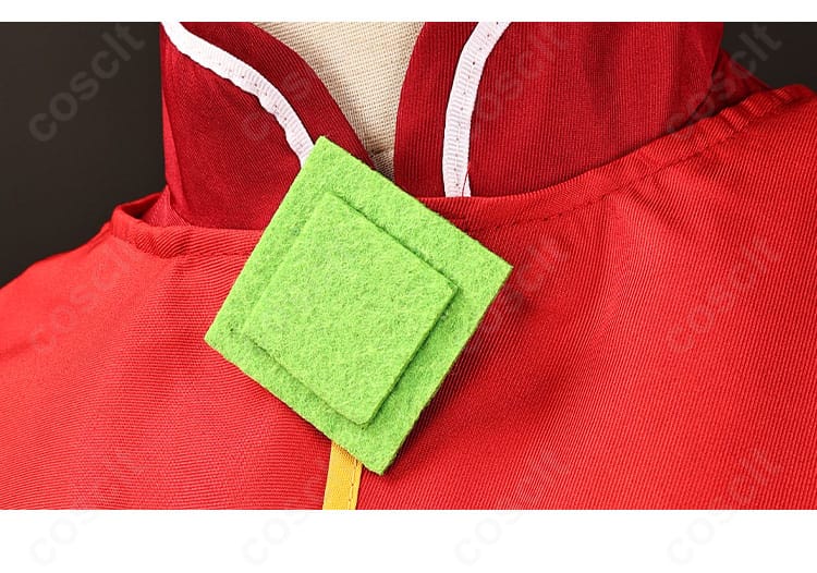 襟部分のディテール。襟飾りの形状と配色、縫製の整いを強調した近接カット。