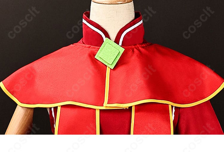 披肩(マント上部)の装飾。エレガントな曲線と重なりが分かるアップ。