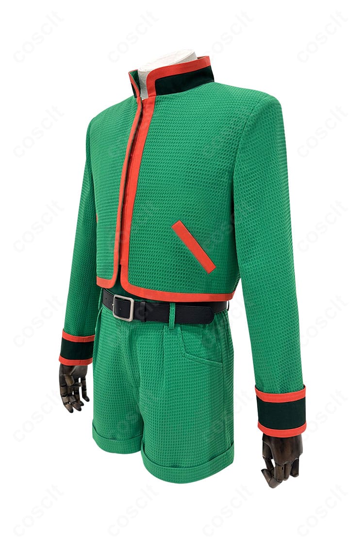 ゴン＝フリークス コスプレ側面。ショートパンツの丈感とベルトのデザイン、可動性を確認できるアングル。