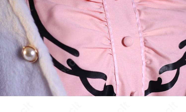 一条莉々華 初期衣装の門襟デザイン詳細。ラペルの形状とステッチ、配色ラインをクローズアップ。