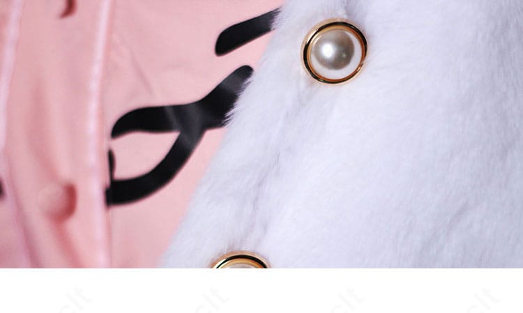 コートの門襟とボタン装飾の詳細。フロントの意匠と立体感が伝わるクローズアップ。