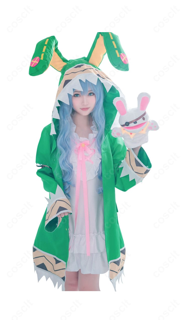 氷芽川四糸乃 精霊衣装の正面全身。コート×ワンピースのバランスと胸元リボンの位置関係を確認できる画像