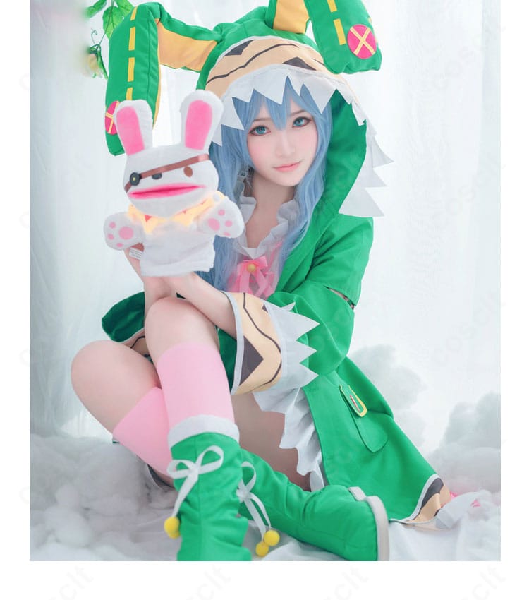 氷芽川四糸乃 精霊衣装の装飾ディテール。刺繍風アクセントとトリミングの配色バランスを示す部分写真