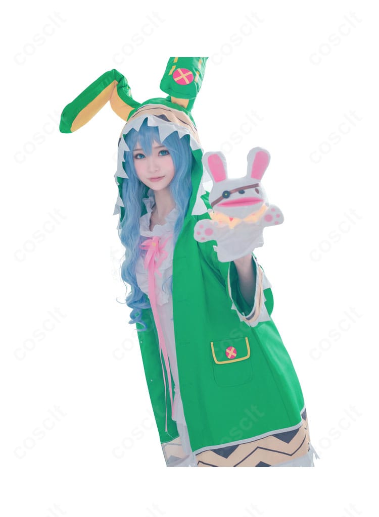 氷芽川四糸乃 精霊衣装の側面全身。フードの形状と裾のラインがわかるシルエット確認カット