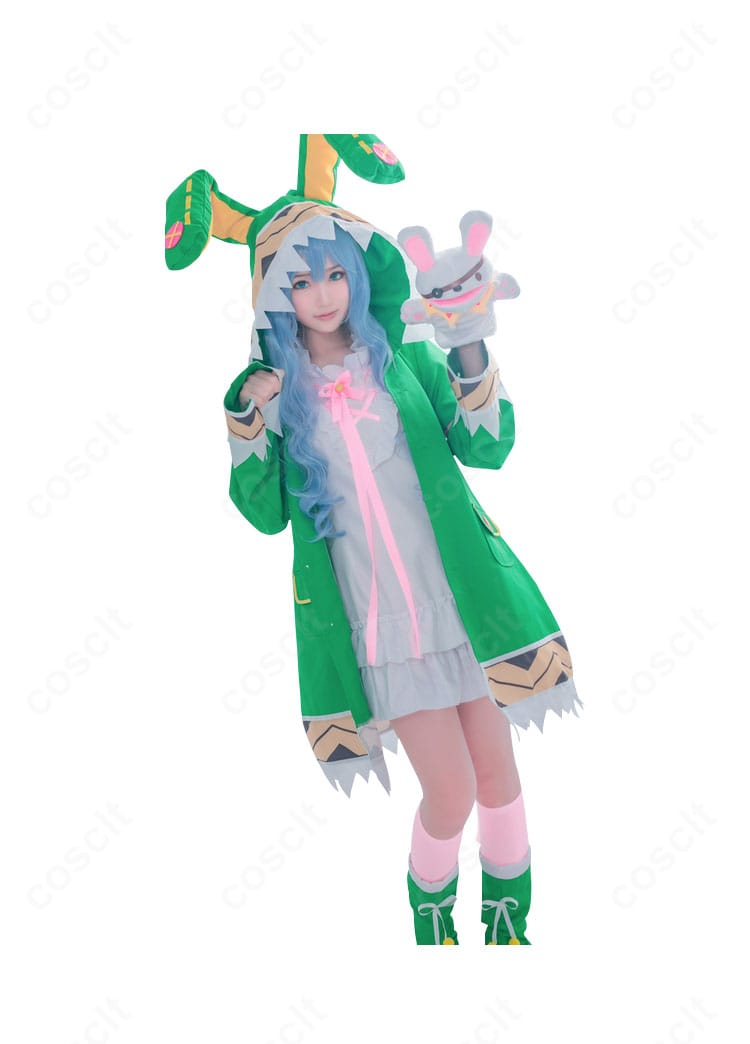 氷芽川四糸乃 精霊衣装の質感アップ。ハリのあるコート生地とフリルのディテールがわかる寄りカット