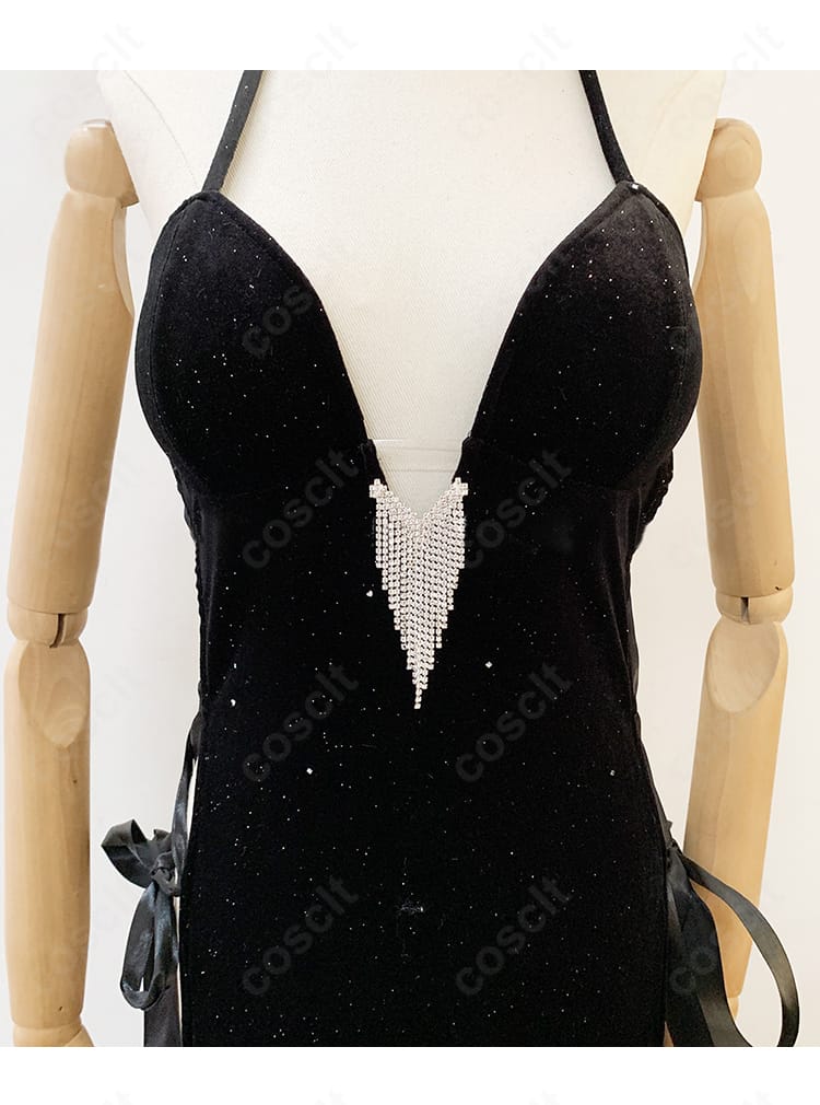 勝利の女神:NIKKE モダニア衣装の装飾クローズアップ。刺繍と徽章のエッジが際立つ質感で、作品世界観を引き立てる意匠。