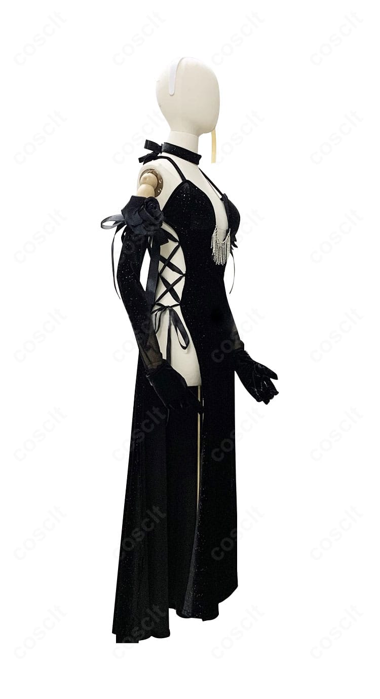 勝利の女神:NIKKE モダニア衣装の側面シルエット。身体に沿う美ラインとクールな近未来デザインを強調した角度の写真。