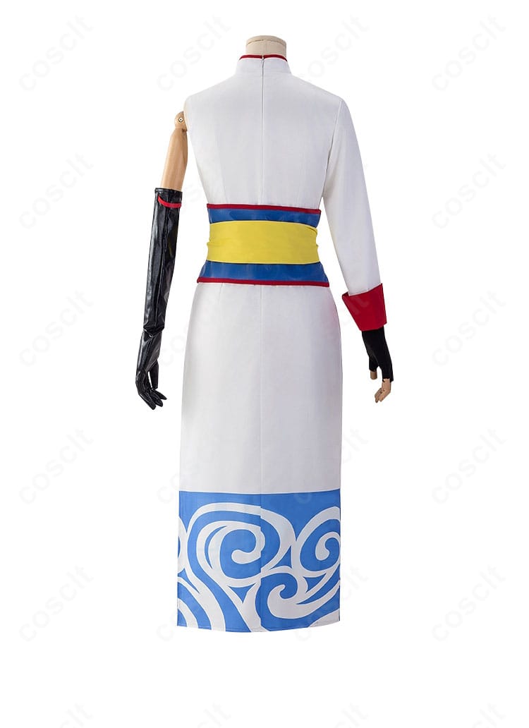 神楽コスプレ衣装の背面。背面開きと帯の配置がわかるディテールでシルエットも整う