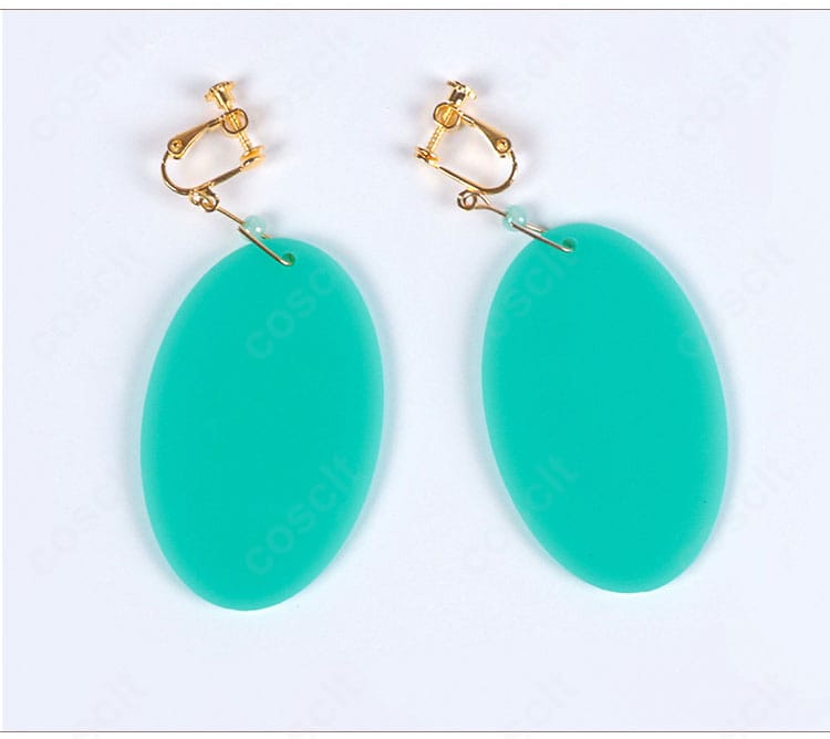 綾瀬桃 制服コスプレ イヤーアクセサリーの近接。キャラクター性を強調する小物