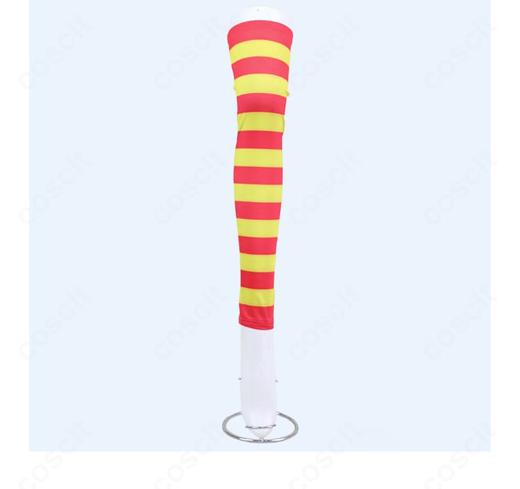 レッグソックスの装飾ディテール。コーデのアクセントとなる配色と柄の再現。