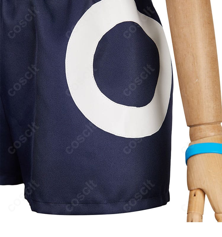 ショートパンツ裾と脚部のディテール。ステッチやヘムの処理、動きやすさを示すアップ。