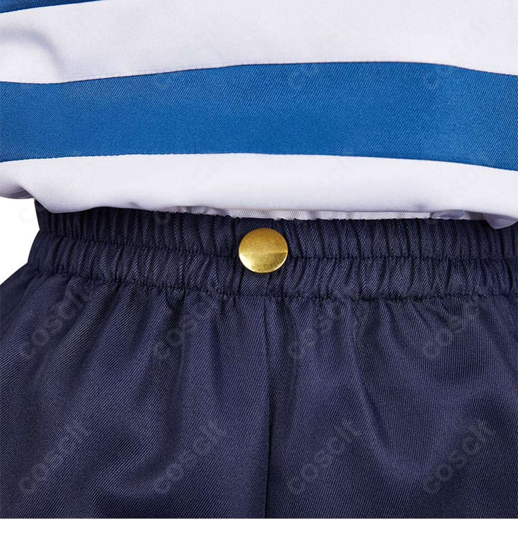 ショートパンツの装飾ディテール。ウエスト周りの縫製と生地感、ポケット口の仕上げを撮影。