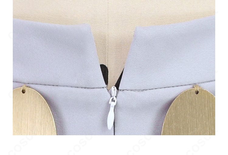 ズボンのファスナー部分の接写。実用性の高い前開き仕様で、着脱がスムーズ。