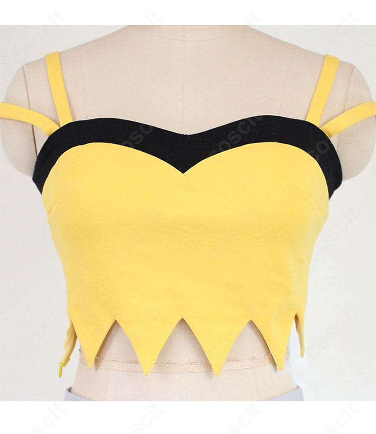 上衣のディテール接写。滑らかな薄手生地に精緻な刺繍と装飾を配し、近接撮影でも映える仕上がり。