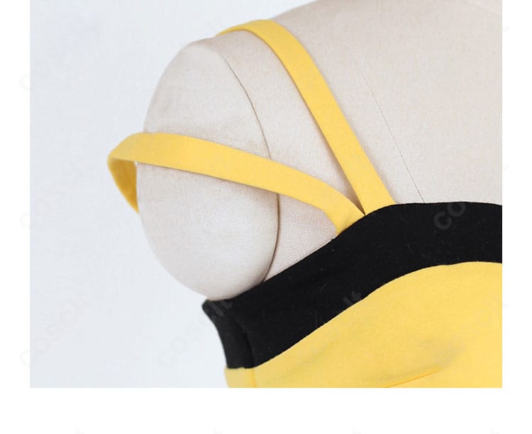 肩帯装飾の詳細。片肩ストラップの形状と装飾の配置を丁寧に再現し、安定感のある着用感を実現。