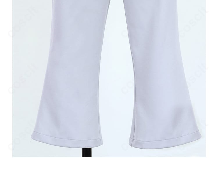 ズボン脚部の装飾ディテール。直線的な意匠がシャープな印象を強調し、全体バランスを整える設計。