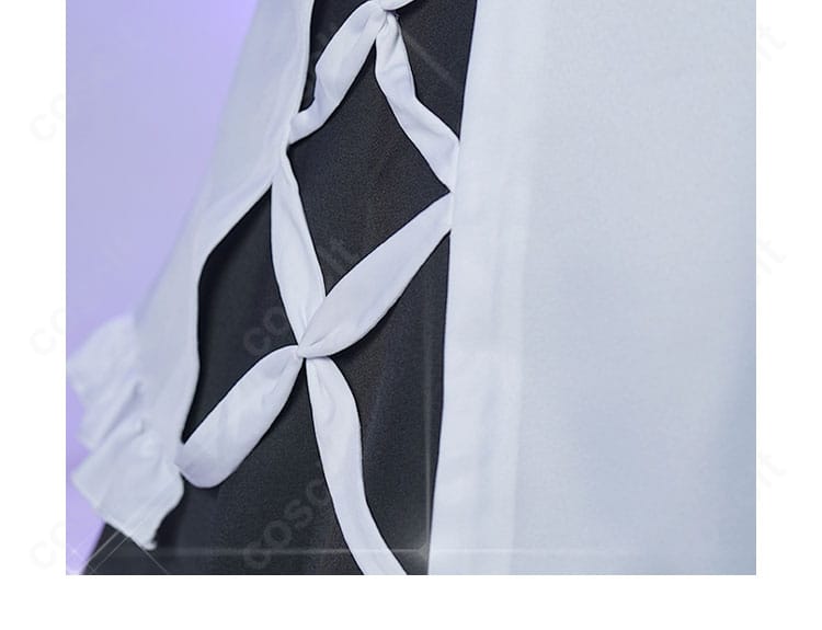 スカート装飾の細部。段差のあるフリルとコントラスト配色の美しさを強調。