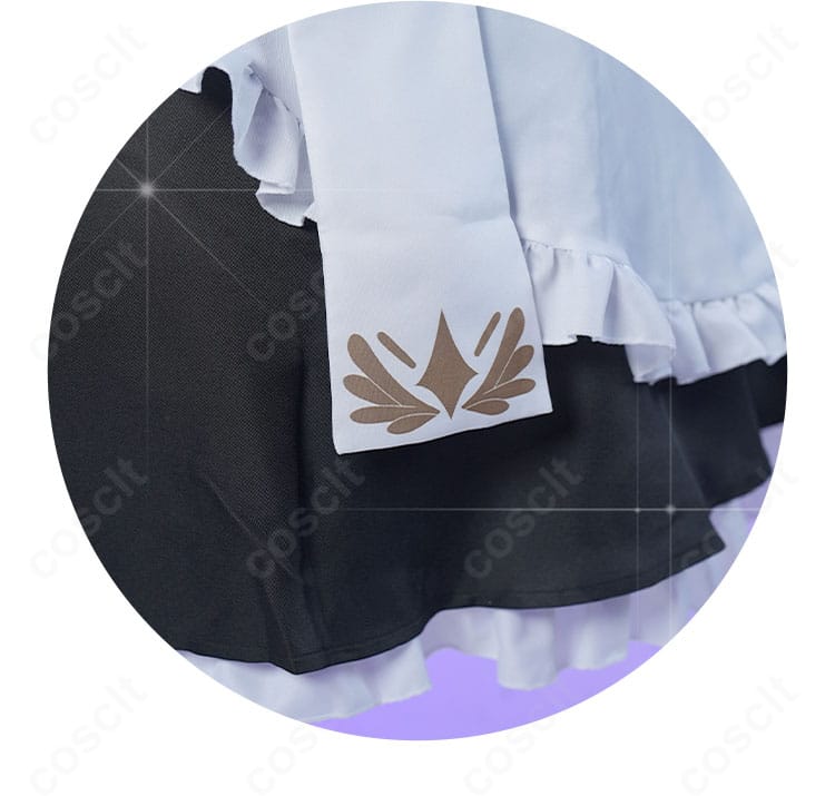 スカート裾トリムの拡大。エレガントな縁取りと軽やかなドレープ感が伝わる一枚。