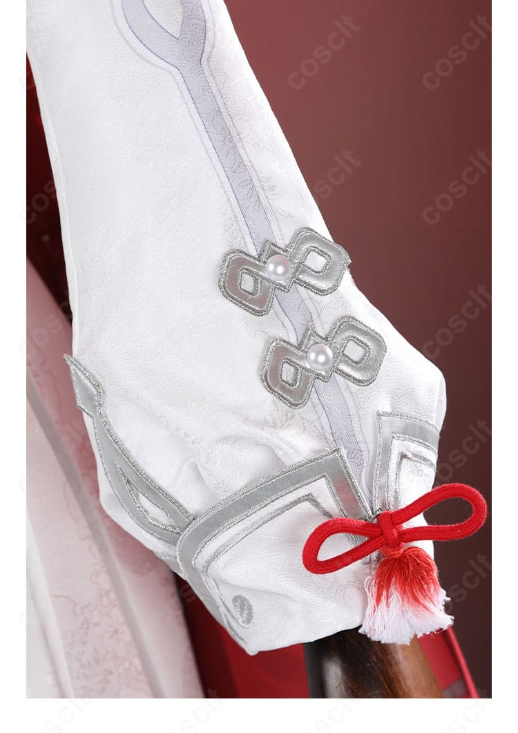 袖口から袖先の装飾。ラインテープとモチーフの質感を示すディテールショット