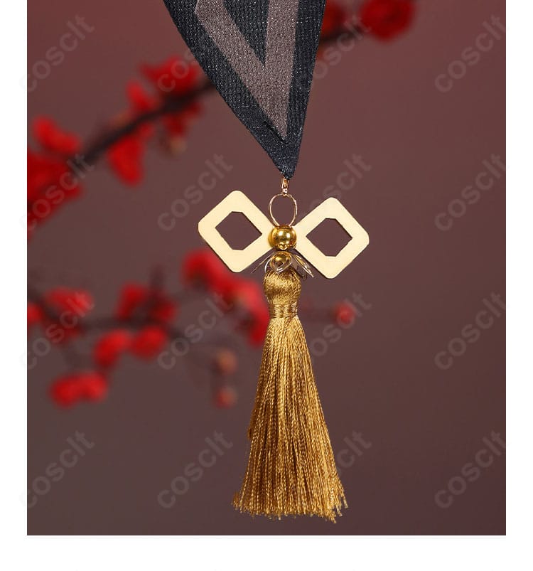 スカート背面の装飾とスリット付近の縫製ディテール