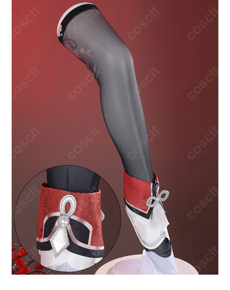 胡桃の眼鏡と帽子の正面ディテール。花飾りとエンブレムの配置が分かる