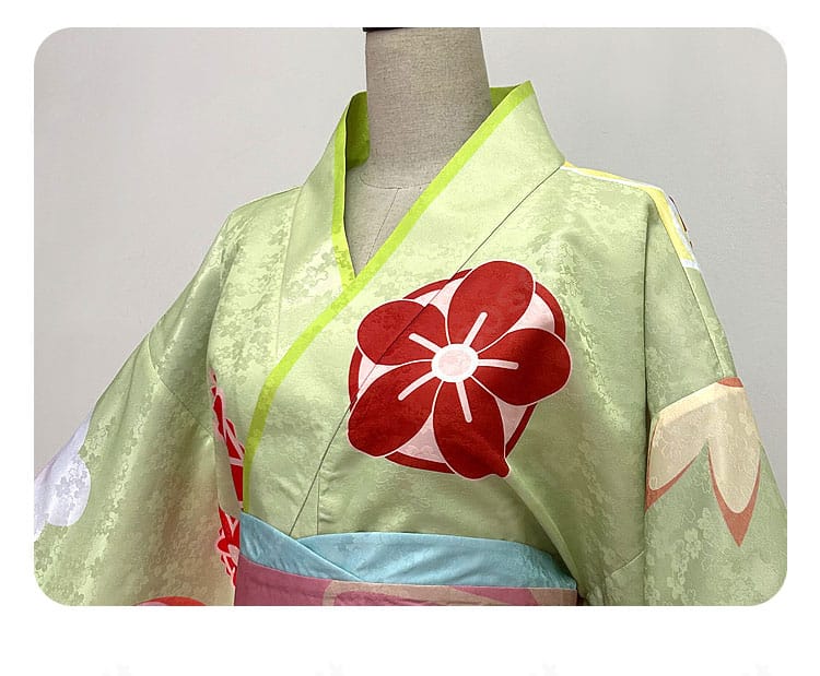 襟元周辺のディテール。フード口の処理やステッチワークなど、首周りの設計を示すクローズアップ。