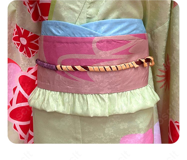 ウエスト周辺の接写。ベルト風意匠や留め具の見え方、ラインの整え方を示したディテール画像。